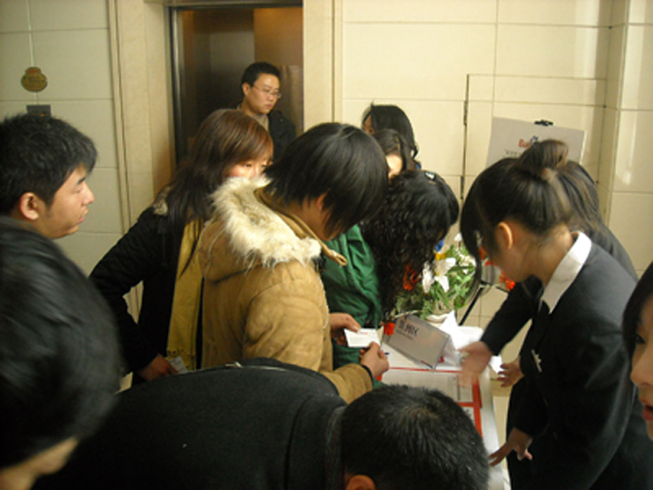 繁忙的簽到區(qū) 繁忙的簽到區(qū)