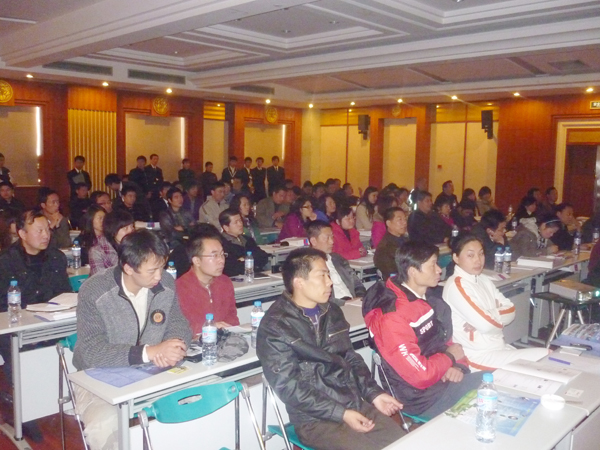 客戶全神貫注的聽講 客戶全神貫注的聽講