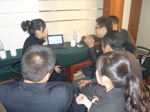 繁忙的演示區(qū) 繁忙的演示區(qū)