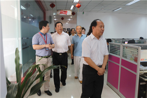 歡迎新鄉(xiāng)市政協(xié)副主席楊書(shū)廷、開(kāi)發(fā)區(qū)黨委書(shū)記劉慶貴蒞臨青峰網(wǎng)絡(luò)科技有限公司參觀指導(dǎo)